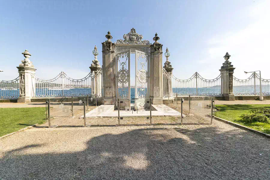 Dolmabahce Palace Tour and Bosphorus Cruise