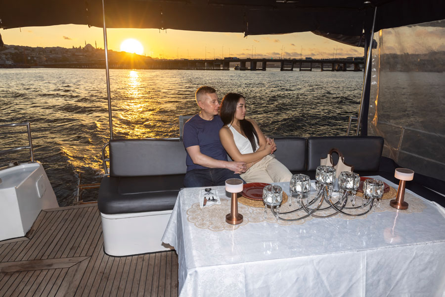 Private Bosphorus Dinner Yacht Cruise